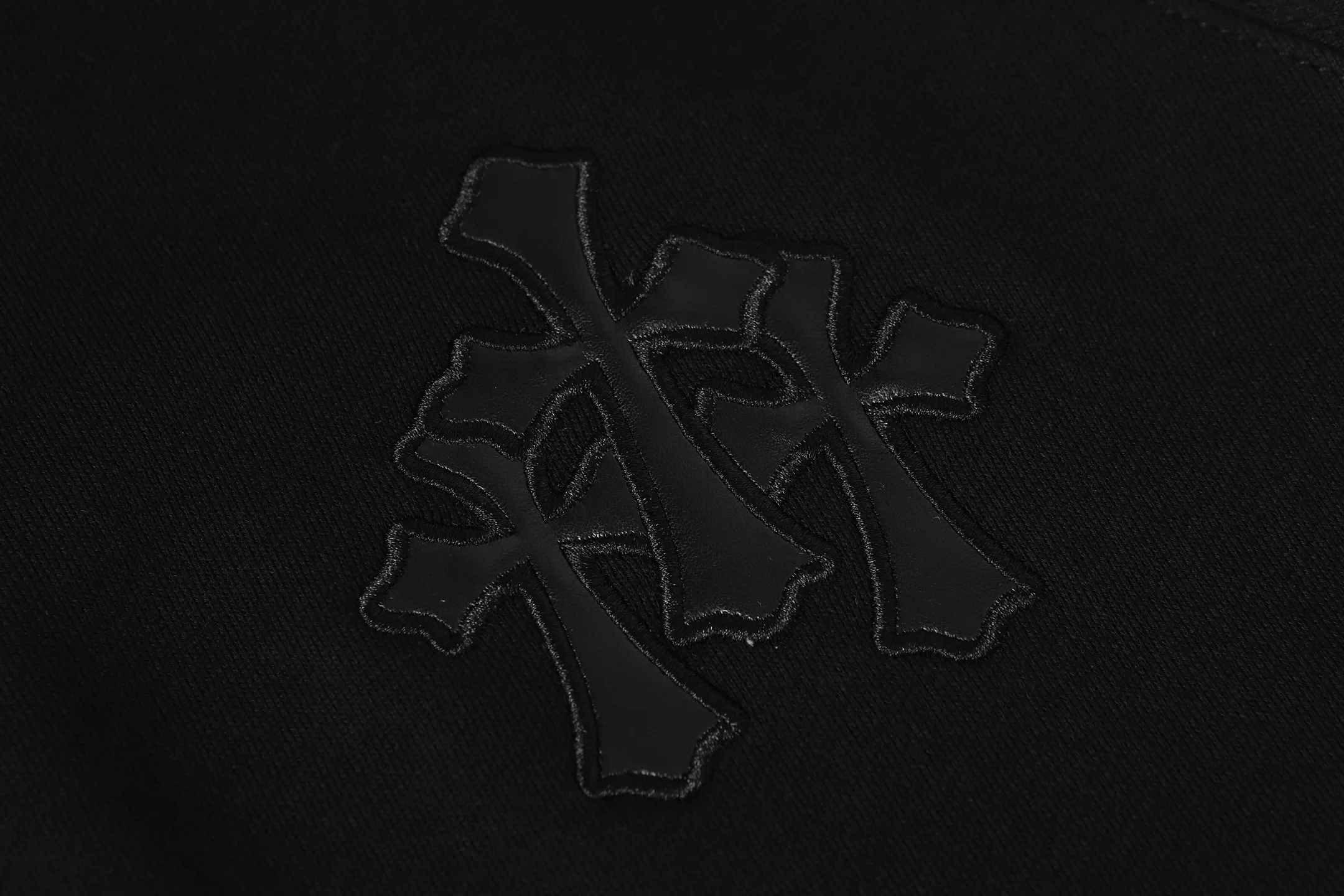 P260 K04 cross-border model, please do not place an order if you are pursuing quality - Chrome Hearts/Chrome Hearts leather cross ✝️Raglan sleeve zipper sweatshirt cardigan jacket - High weight, high density and high quality. The wool is soft, delicate and skin-friendly. It feels soft and silky. It has excellent warmth and skin-friendly properties. - Custom-woven and dyed with no color difference. No matter the fabric or workmanship details, it beats the ordinary version on the market. - Hardware zipper accessories are all customized and full of details. -Colour: Black Gray -Size: S M L XL